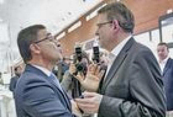 El éxito de las primarias socialistas vuelve más 'viejo' al PPCV de Fabra