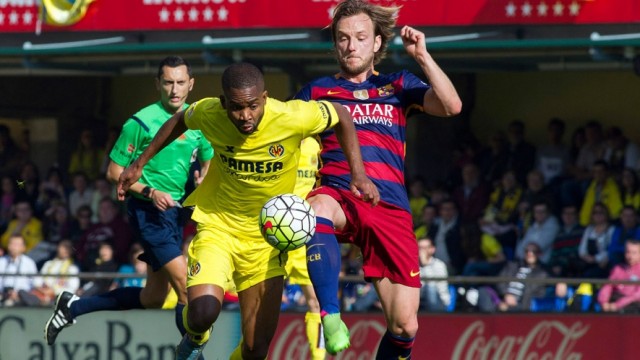 El Villarreal iguala a un Barça impulsado por el árbitro