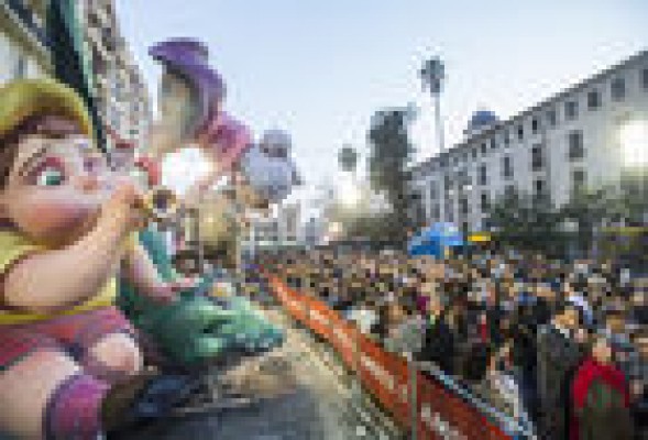 Valencia, cortada por las Fallas