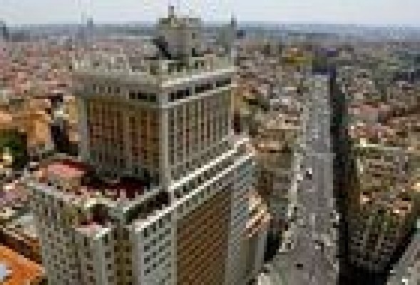 Santander recibe una oferta de 260 millones por el Edificio España de Madrid