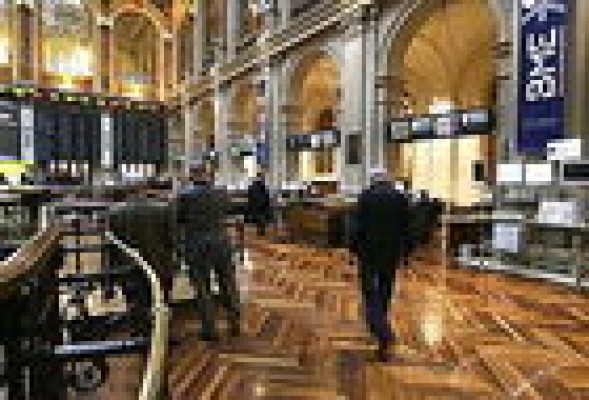 El Ibex 35 despide la semana arriba del 10.000 pese a la caída del sector bancario