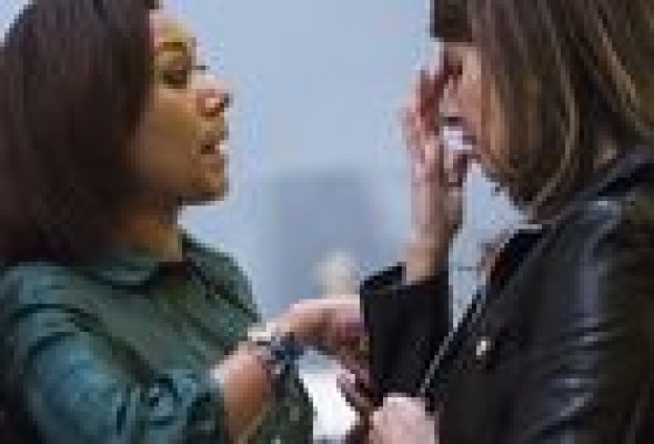 Lola Johnson aparta  del abrasivo primer plano a Esther Pastor
