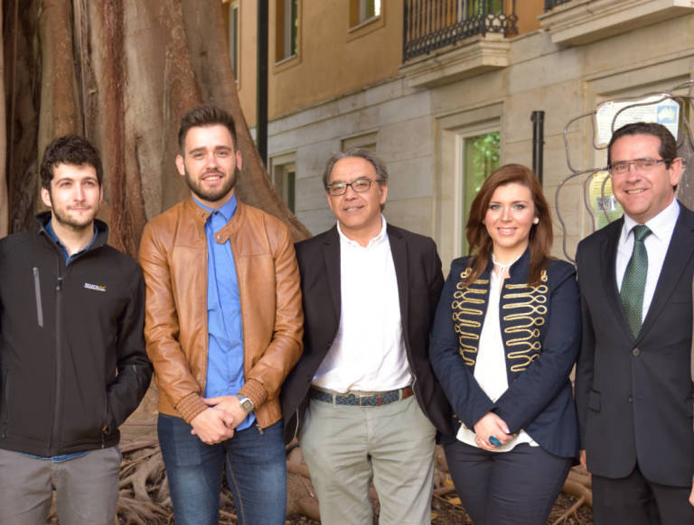 Los grupos aprueban con la abstención de Podemos que los diputados cobren hasta elecciones