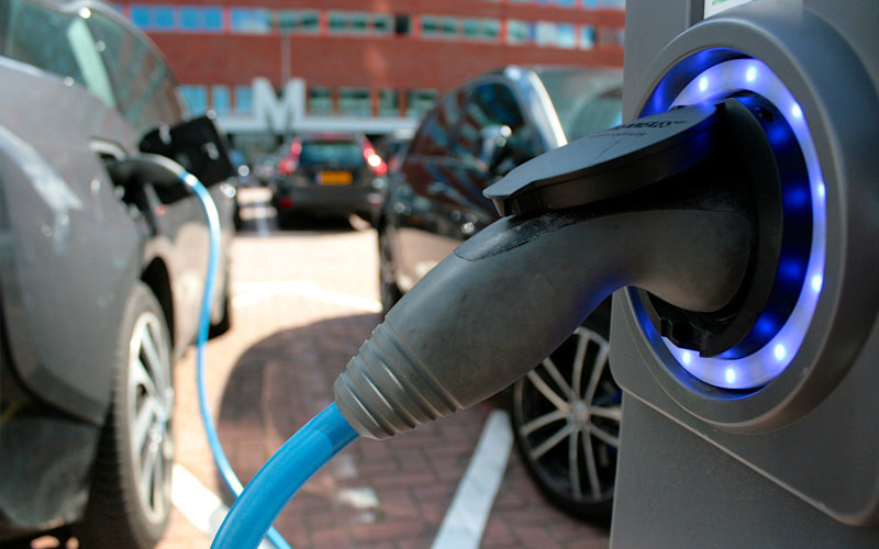 El Ayuntamiento de Nules acuerda bonificar el impuesto a los vehículos eléctricos e híbridos