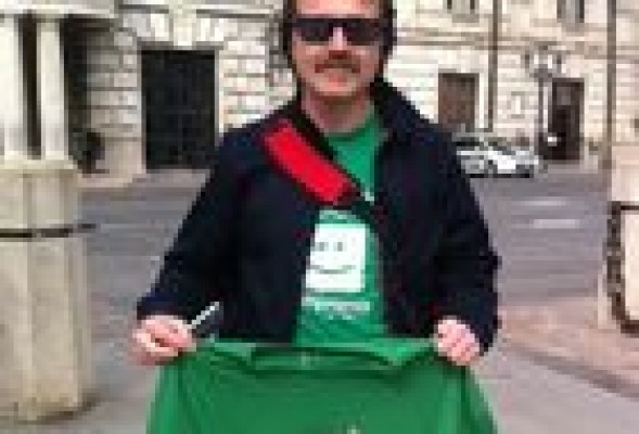 La Fiscalía da la razón al asesor de Compromís que mostró una camiseta azotando a Rita Barberá