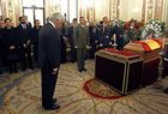 El pueblo despide a Adolfo Suárez al paso del cortejo fúnebre