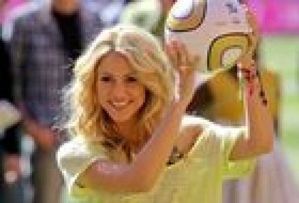 Shakira publica ‘Shakira.': la popstar latina se diluye por la vía catalana
