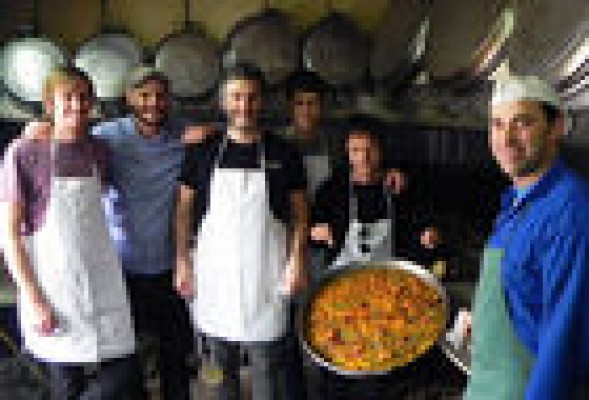 Entrevista (y paella) con La Habitación Roja: 'la paella perquè estiga bona ha de faltar'