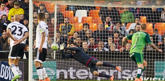 Dos buenas intervenciones de Ryan no impiden un nuevo tropiezo del Valencia CF