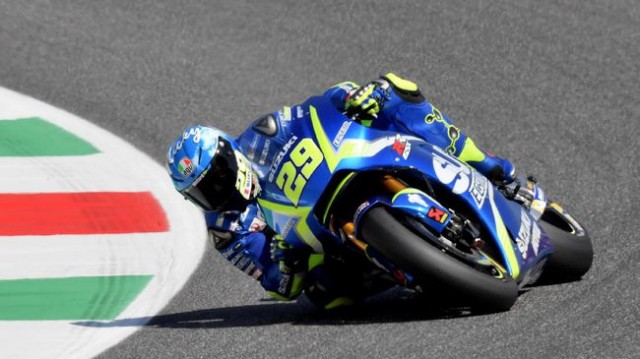 Iannone marca el ritmo y Márquez se queda séptimo a seis décimas