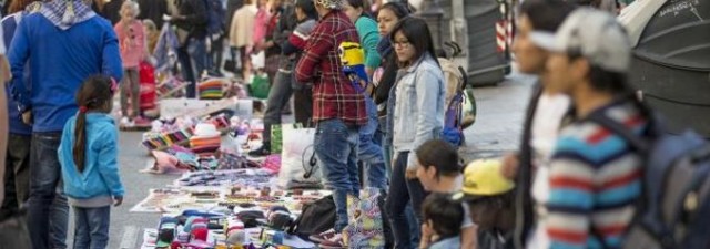 Los empresarios hosteleros muestran su descontento con la venta ambulante e ilegal durante las Fallas