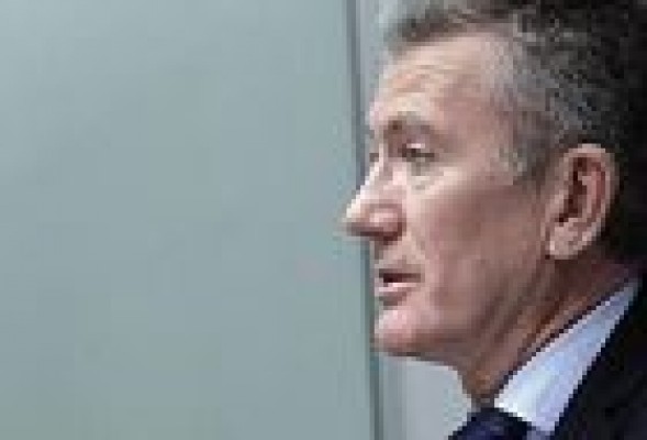 Calabuig perfila la compra de acciones de Caixabank en Aguas de Valencia