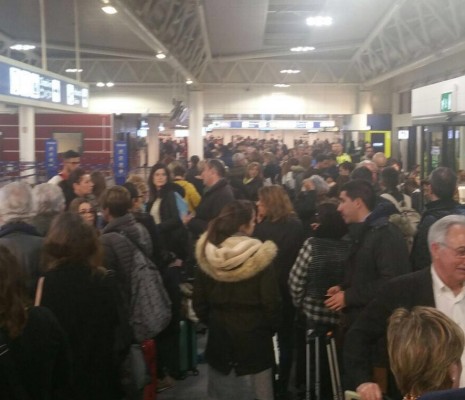 
Decenas de vuelos cancelados en Valencia y Alicante por la huelga de controladores en Francia