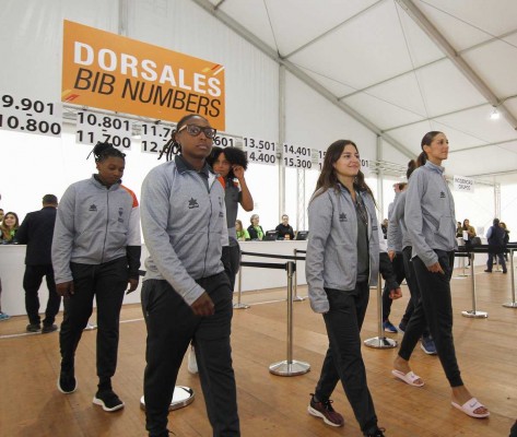 El equipo femenino de Valencia Basket visita la Feria del Corredor del Medio Maratón Valencia