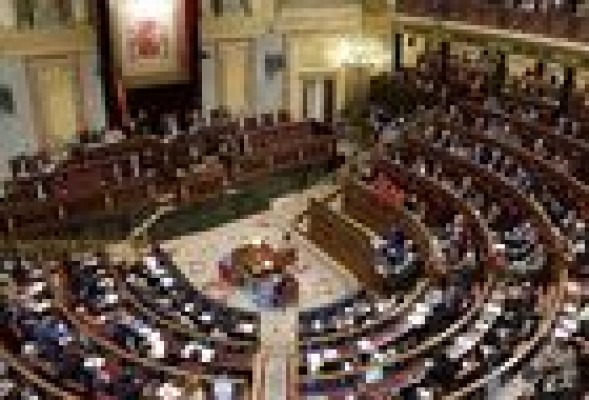 Los invitados del Parlament llenan las tribunas y dos salas de la Cámara