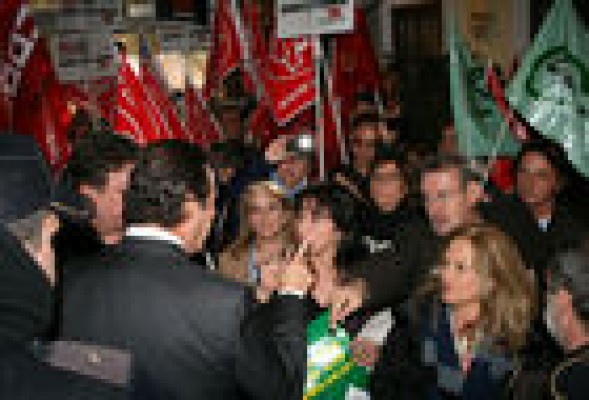 UGT, CCOO, CSI·F y FSES pedirán a la Generalitat que abone de oficio la extra de 2012