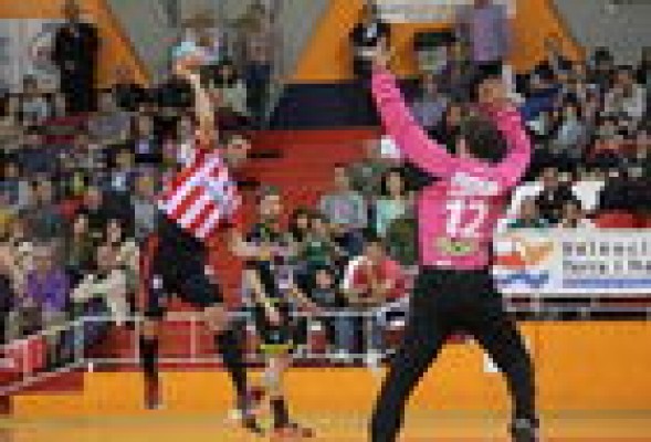 Liga Asobal: Fertiberia 22-25 Juanfersa. El Fertiberia reacciona tarde y pierde contra el Juanfersa