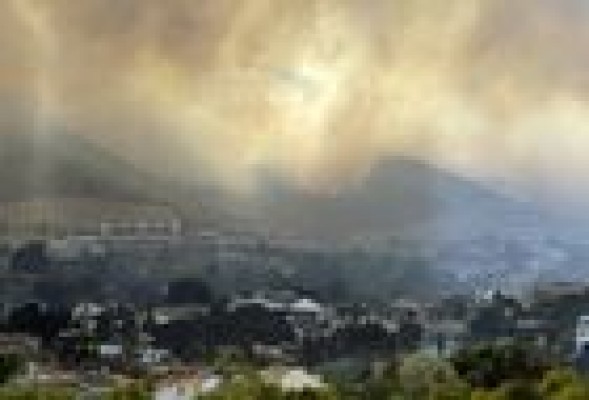 El incendio de Calicanto (Torrent) obliga a desalojar siete residencias y una urbanización