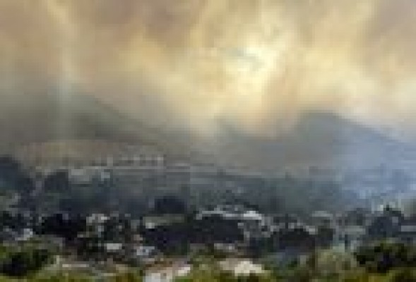 Los medios aéreos, salvo un helicóptero, se retiran del incendio de Calicanto