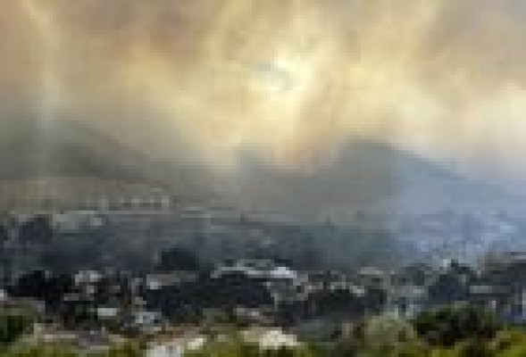 Cinco medios aéreos se incorporan al incendio de Calicanto por una reproducción en Sierra Perenchiza
