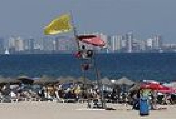 Cierran al baño las playas de El Saler, Pinedo y Devesa por una mancha de fuel