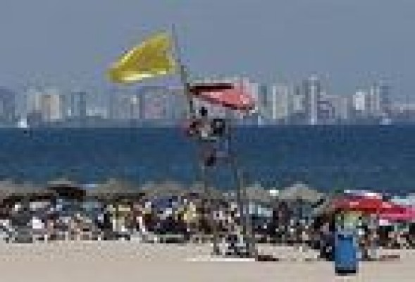 Reabren las playas de Valencia cerradas desde el martes por vertido de fuel