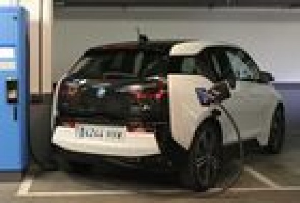 Iberdrola y BMW instalan el primer punto de recarga rápida de coches eléctricos