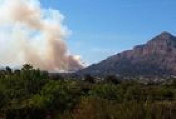 Declarado un incendio forestal a los pies del Montgó en Dénia (Alicante)