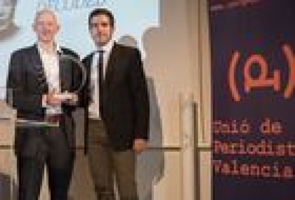 Los periodistas valencianos premian el compromiso de 'The Guardian' frente a las presiones del poder