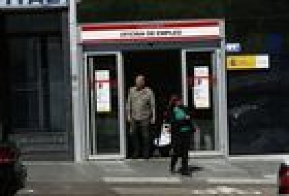 El paro baja en 111.565 personas en abril, el mayor descenso desde 1996