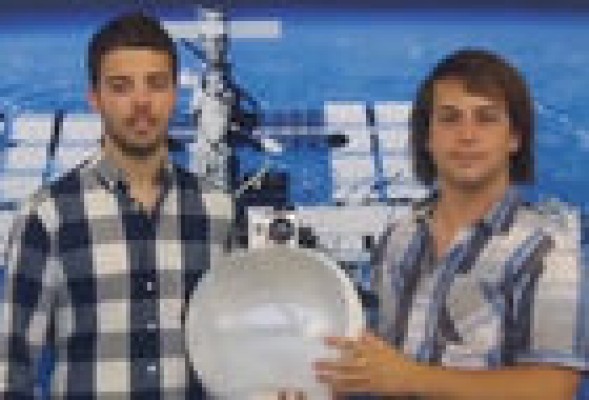 Dos alumnos de la UPV ganan el 'hackathon' de la NASA con Space Helmet