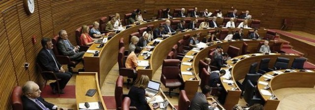 Menos diputados o la elección directa: las autonomías preparan cambios para 2015
