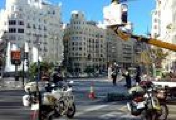 Valencia pinta los semáforos con antiadherente para evitar el pegado de anuncios