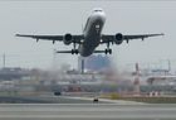Manises es junto a Girona el único aeropuerto que cae en tráfico hasta abril