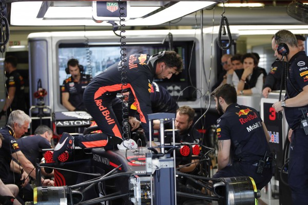 Red Bull lidera con Verstappen los primeros libres, Sainz tercero

