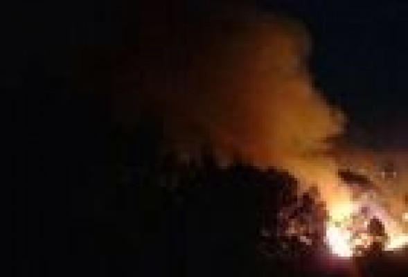 Tres brigadas trabajan en la zona para refrescar el perímetro del incendio de Manises