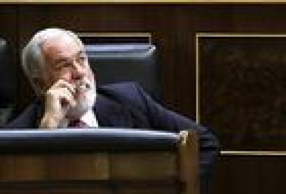 Cañete rectifica ante los ataques del PSOE: 