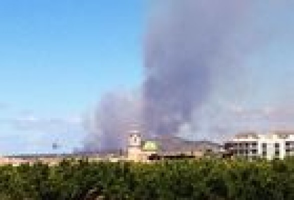 El incendio forestal en Pedralba obliga a los primeros desalojos
