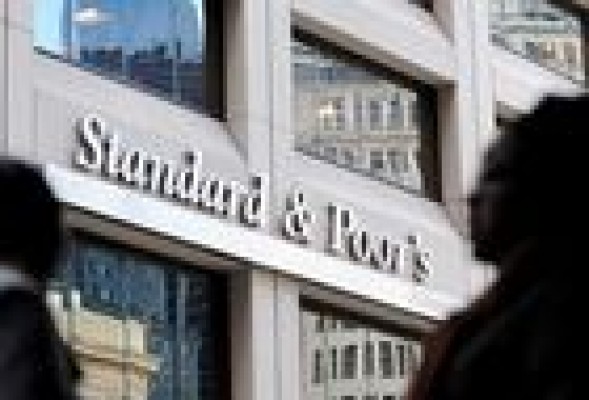 Guiño de S&P al Gobierno: eleva el rating de España en víspera electoral