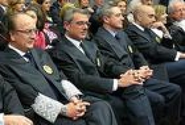 Luchas, intrigas y renovación: los colegios profesionales valencianos, en pie de guerra
