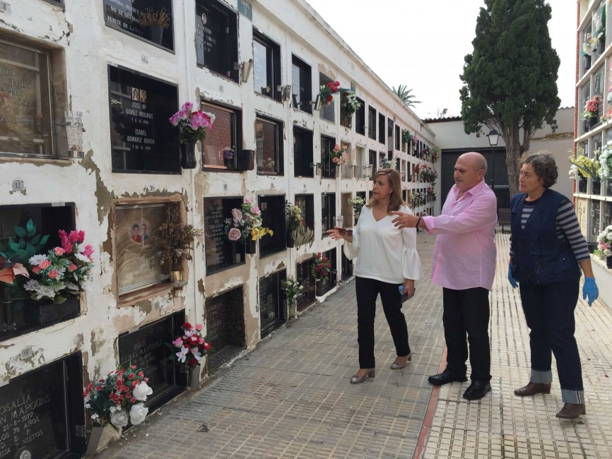 La alcaldesa Susana Marqués visita las zonas dañadas del cementerio. - 