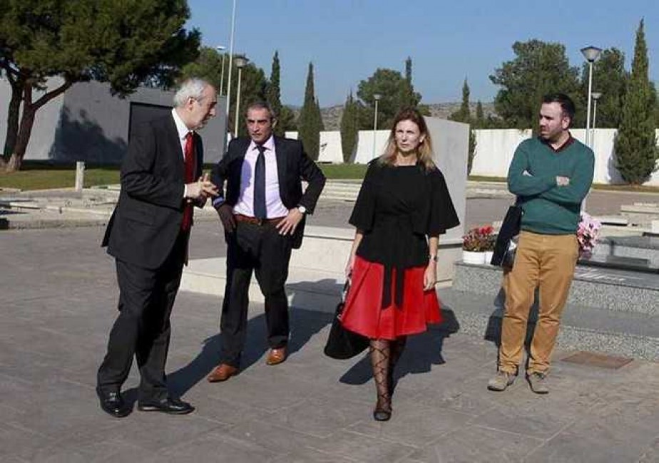 La alcaldesa y el concejal de Urbanismo, en una visita al cementerio. - 