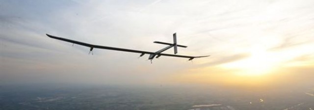 El avión solar que dará la vuelta al mundo en 2015 se estrena con éxito