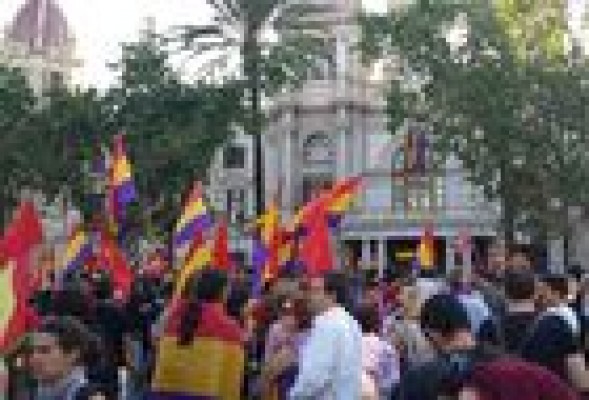 Miles de valencianos apoyan la república y piden un referéndum