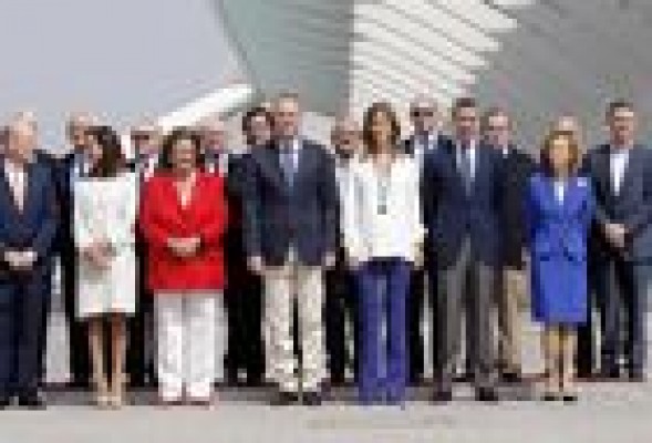 Unos 40 exministros de UCD, PP y PSOE apoyan en Valencia la Constitución por su estabilidad