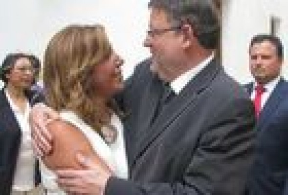 El eje Andalucía-Valencia del PSOE baraja aplazar las primarias a 2015 si Susana Díaz gana el congreso
