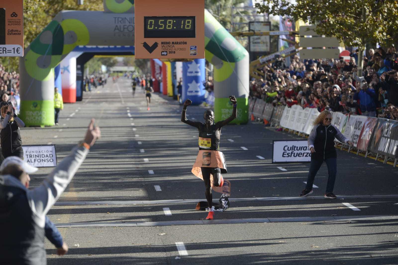 Kiptum se exhibe en València y bate el récord del mundo de medio maratón