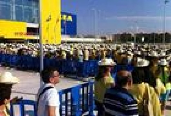 La 'marabunta' rodea la nueva tienda de Ikea