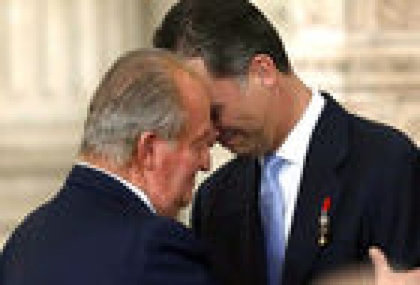 El Rey pone fin a su mandato con un abrazo al Príncipe