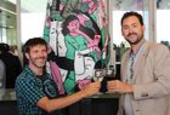 Paco Roca diseña una barrica para Bodegas Gandía
